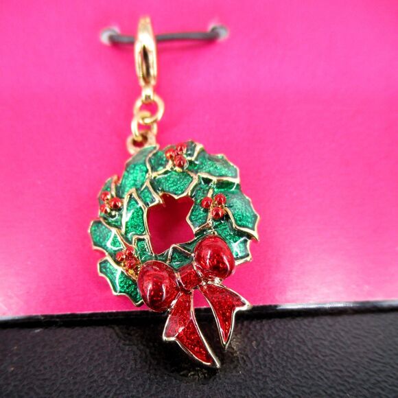 Lot of 4 Nordstrom Christmas Enamel Charms Sleigh Wrapped Gifts Wreath Gold Tone - Picture 8 of 11